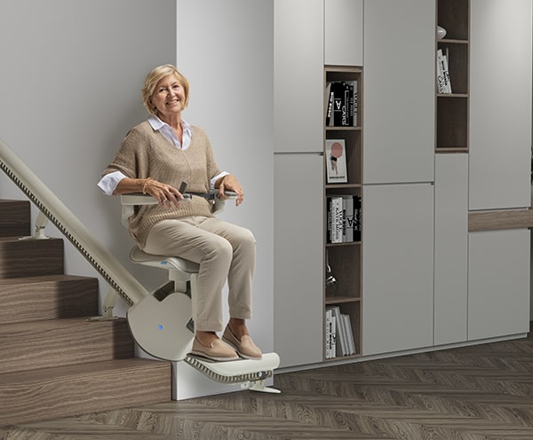 Người cao tuổi lên ghế thang máy tại điểm dừng cầu thang